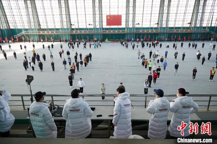 北京冬奧會閉幕式開始前，演員們在進行排練?！埼暮?供圖