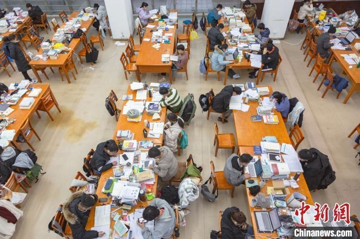 資料圖：南昌大學(xué)圖書館自習(xí)室內(nèi)，考生正在緊張復(fù)習(xí)?！⒘?攝