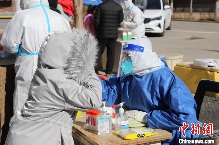 呼和浩特市民做核酸。　張林虎 攝