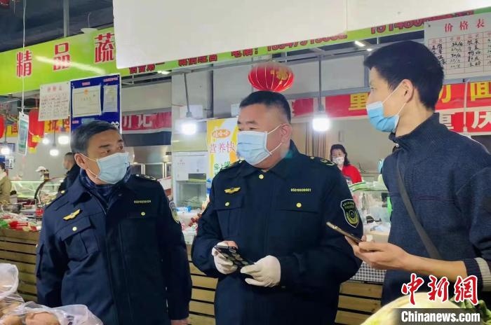 圖為執(zhí)法人員進(jìn)行調(diào)查。　李婷婷　攝