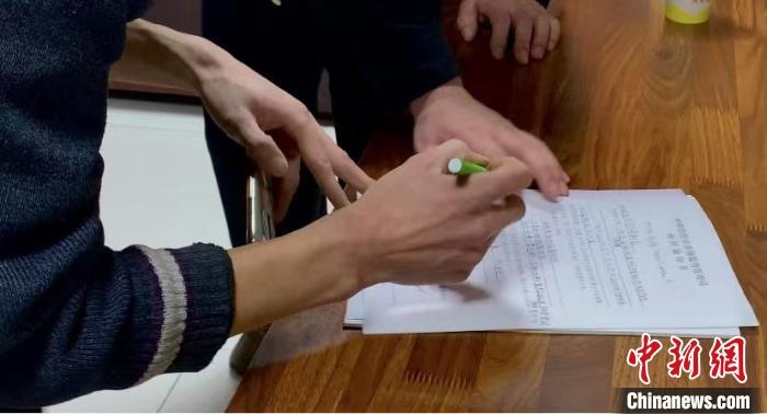 圖為現(xiàn)場(chǎng)下達(dá)詢問(wèn)通知書(shū)?！±铈面?攝