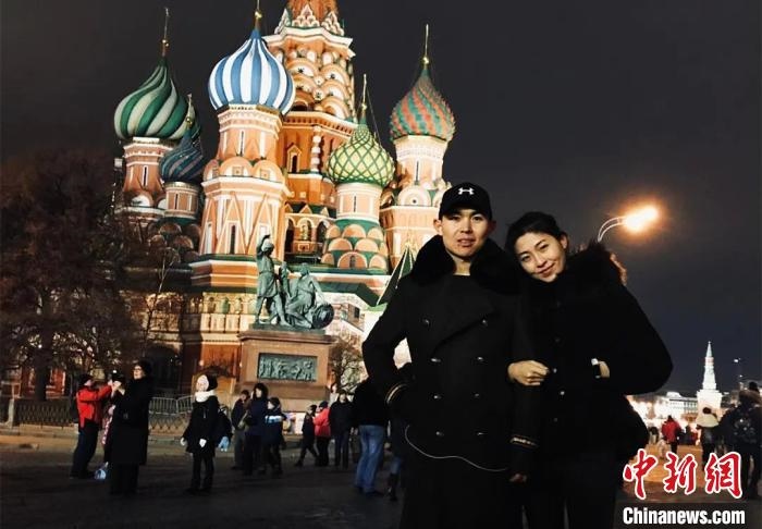 圖為敖木希勒夫婦留學(xué)合影?！“侥鞠＠展﹫D