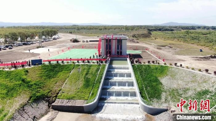 圖為生態(tài)補(bǔ)水現(xiàn)場(chǎng)?！》缎Э?攝