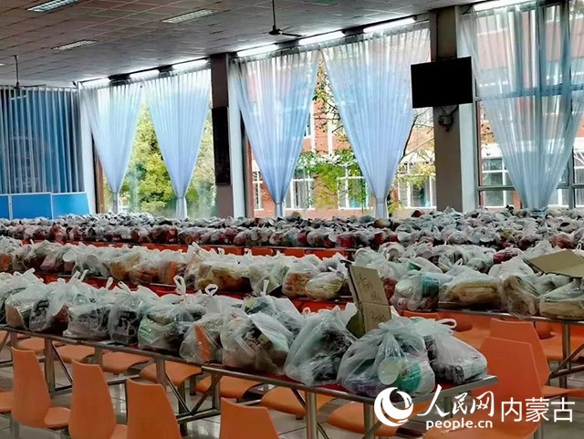 內(nèi)蒙古師范大學(xué)為返鄉(xiāng)學(xué)生準備午餐和路途上的方便食品。內(nèi)蒙古教育廳供圖