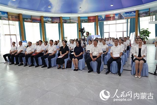 與會(huì)人員共同觀看科右中旗牛產(chǎn)業(yè)高質(zhì)量發(fā)展專題片。苑曉睿攝