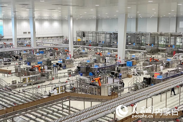 伊利健康谷液態(tài)奶生產(chǎn)基地。人民網(wǎng)記者 趙夢月攝