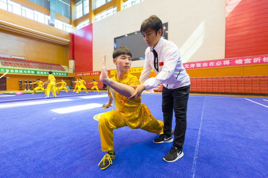 1618313017575300.jpg 教練程國慶正在指導(dǎo)隊(duì)員訓(xùn)練.jpg