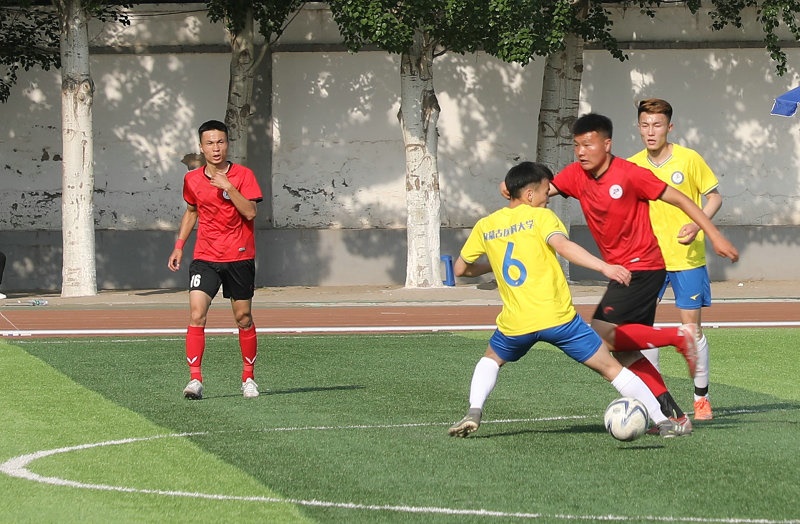 2.大學(xué)生足球聯(lián)賽本科組比賽現(xiàn)場(chǎng)，內(nèi)蒙古工業(yè)大學(xué)（紅色）對(duì)陣內(nèi)蒙古醫(yī)科大學(xué).jpg