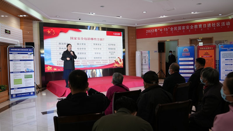 線下聯(lián)合各國家安全委員單位同步開展“國家安全進(jìn)社區(qū)”活動(dòng)，現(xiàn)場通過以國家安全知識(shí)問答為主線，穿插烏蘭牧騎演出、國家安全宣講、發(fā)放國家安全法律法規(guī)讀本等形式，圍繞什么是國家安全、國家安全包含哪些內(nèi)容、如何維護(hù)國家安全等方面，為社區(qū)老百姓開展宣傳宣講，同時(shí)作為現(xiàn)場“進(jìn)社區(qū)”活動(dòng)與線上直播活動(dòng)連線，把現(xiàn)場熱烈氣氛帶到網(wǎng)絡(luò)，與大家共同分享。 (4)_副本.jpg