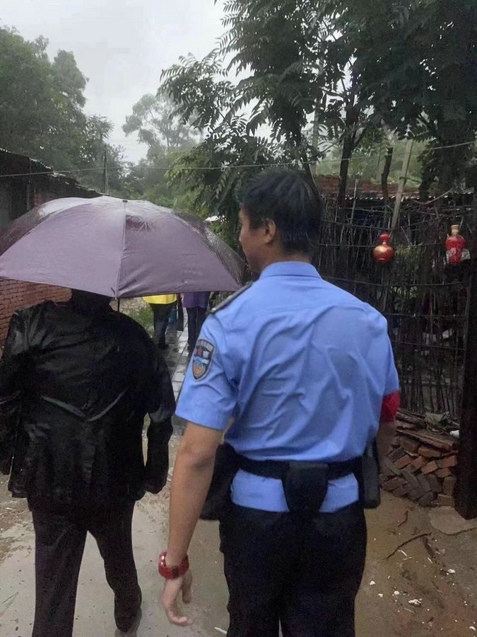 1691597575256555.jpg 孫愉力誠在雨中護送旅客轉(zhuǎn)移至安全地帶_proc.jpg