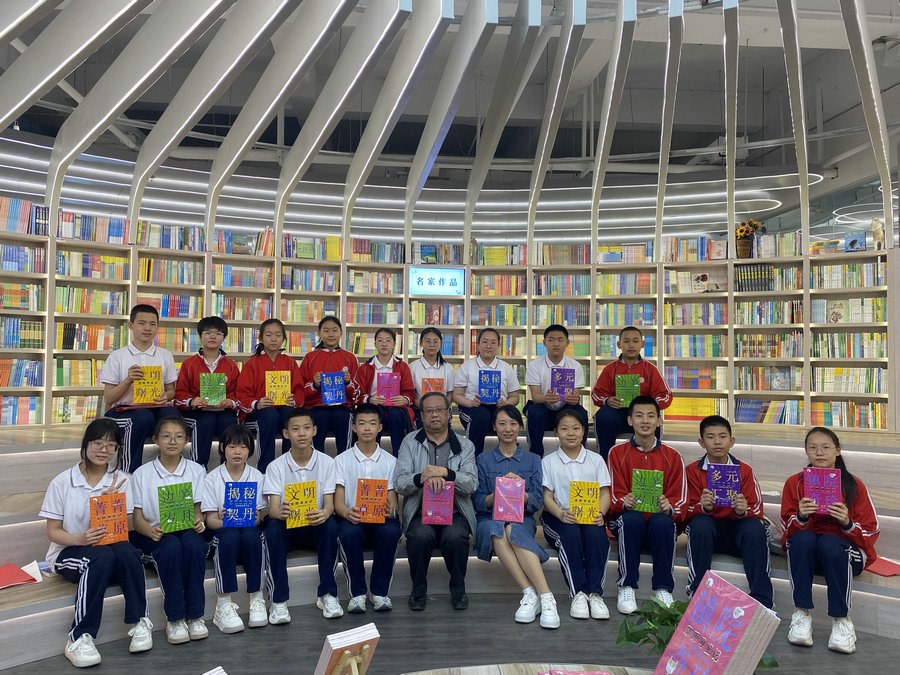 1715768168410351.jpg 5——與青少年學(xué)生合影.jpg