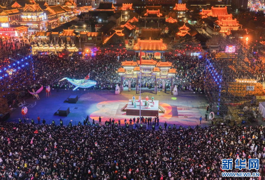 2025年12月31日晚，呼和浩特市玉泉區(qū)塞上老街旅游休閑街區(qū)跨年夜活動(dòng)現(xiàn)場(chǎng)游人如織。新華網(wǎng)發(fā)（丁根厚 攝）.jpg