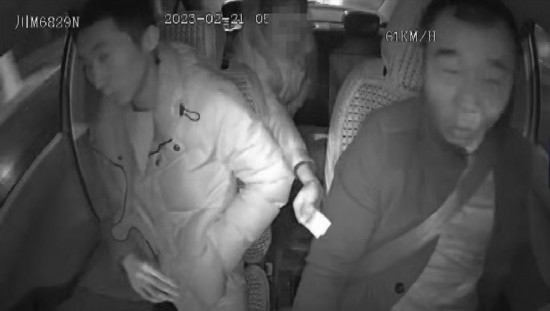 凌晨女子打車到江邊，并掏出百元大鈔給司機(jī)稱不用找了。資陽公安供圖