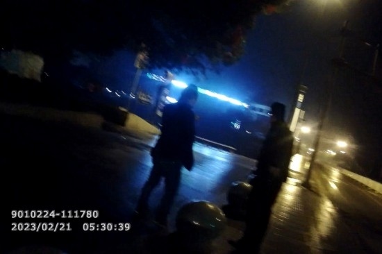 報警人唐師傅向民警講述情況 。資陽公安供圖