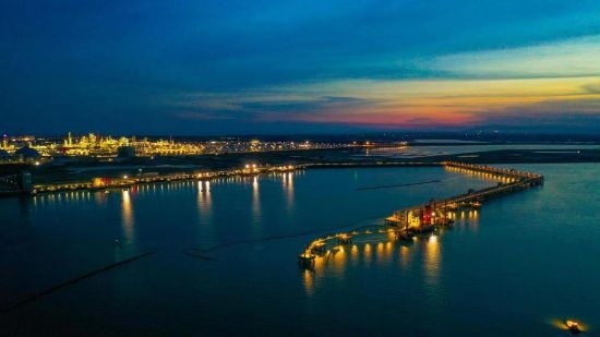圖為中科煉化自建港口碼頭，30萬(wàn)噸級(jí)原油泊位