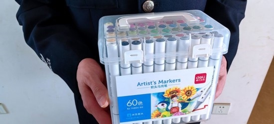 民警送上的馬克筆。資陽市公安供圖