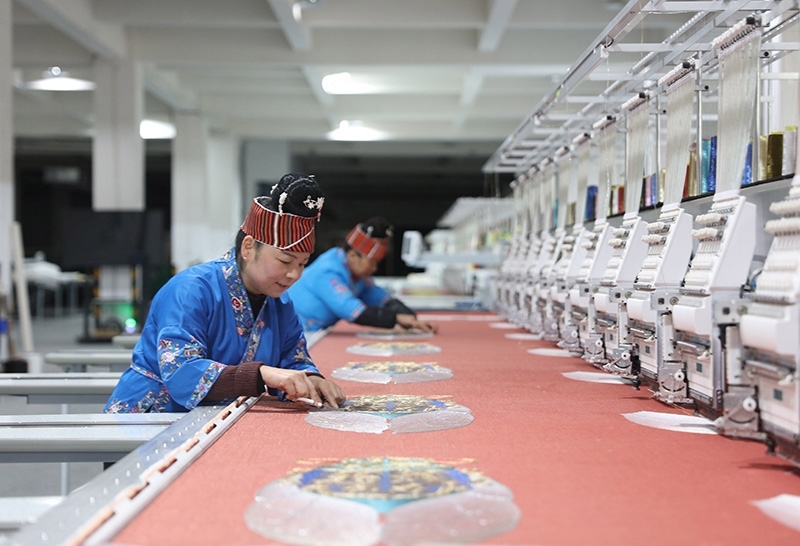 2023年2月13日，貴州省黔東南苗族侗族自治州施秉縣工業(yè)園區(qū)，工人在機繡車間作業(yè)。