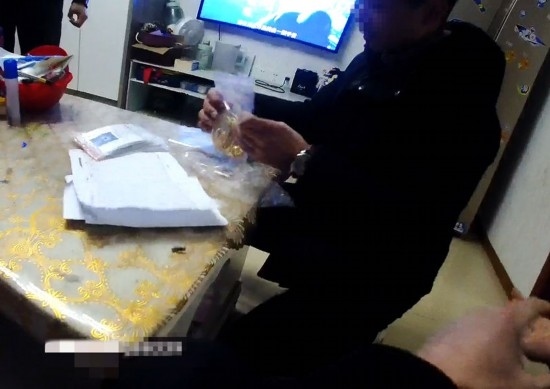 失主對照清單清點黃金等貴重物品。資陽市公安供圖