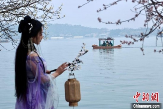 圖為游客在昆明湖畔游玩。<a target='_blank' data-cke-saved-href='/' href='/'><p align=