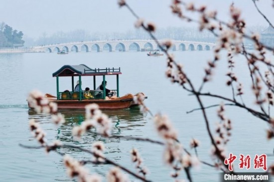 20日，頤和園游船開航。<a target='_blank' data-cke-saved-href='/' href='/'><p align=