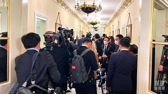  △等待進(jìn)入會(huì)場(chǎng)的新聞?dòng)浾邤D滿走廊。（總臺(tái)央視記者程鋮拍攝）