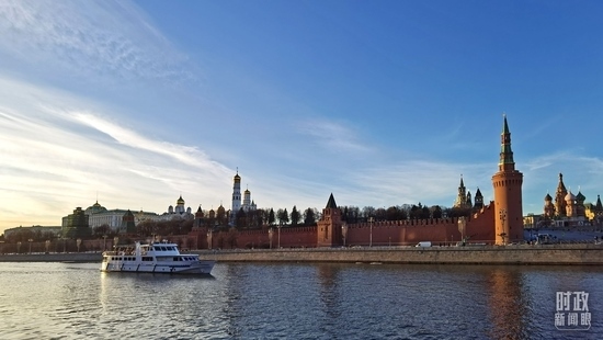 △坐落在莫斯科河畔的克里姆林宮。（總臺(tái)央視記者郭鴻拍攝）