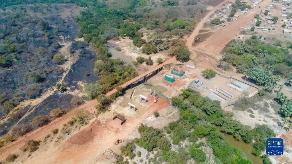 這是1月12日在科特迪瓦西北部奧迭內(nèi)省拍攝的北部公路項目施工現(xiàn)場（無人機(jī)照片）。新華社發(fā)（中國港灣工程有限責(zé)任公司供圖）