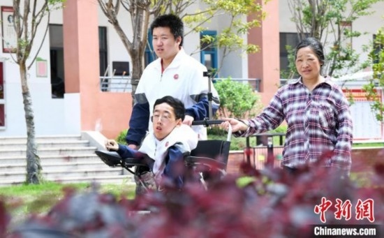 碰上天氣好，朱金祥就會(huì)利用休息時(shí)間，和鐘華強(qiáng)母親將其推出來(lái)賞賞花，曬曬太陽(yáng)，呼吸一下外面的新鮮空氣。 卓忠偉 攝