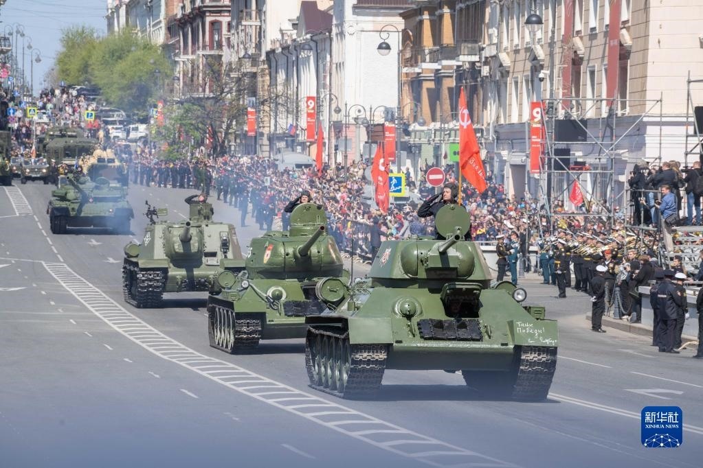 5月9日，在俄羅斯符拉迪沃斯托克市，坦克編隊參加閱兵式。新華社發(fā)（郭飛洲攝）