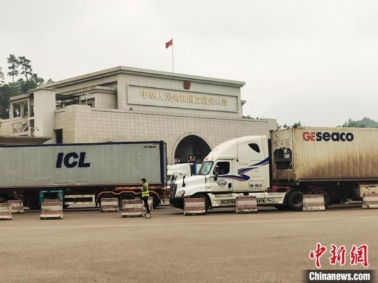 近日，位于中越邊境廣西憑祥市的友誼關(guān)口岸車水馬龍，裝載著東盟水果的跨境車輛來往不斷。黃艷梅 攝
