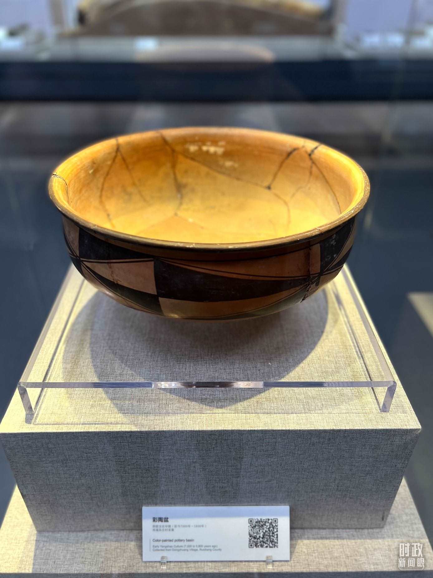 △運(yùn)城博物館內(nèi)展出的仰韶文化早期的彩陶盆。（總臺央視記者邢彬拍攝）