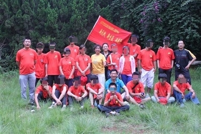 項(xiàng)目辦開(kāi)展活動(dòng)合影，喬海云（后排中，黑衣）和張?jiān)氯纾ê笈庞乙唬? referrerpolicy=