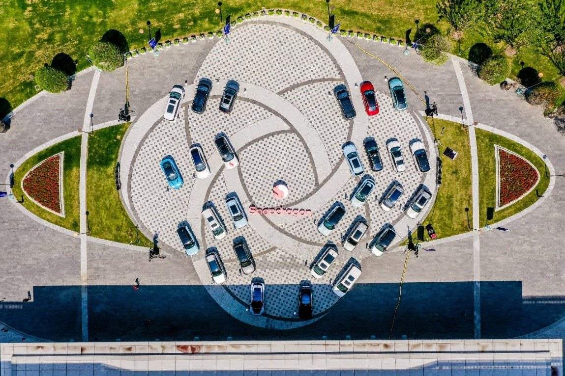 峰會(huì)戶(hù)外整車(chē)展示區(qū)俯瞰圖。（受訪者供圖）