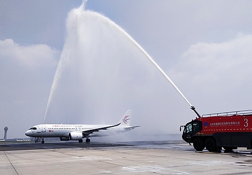 C919穿過(guò)象征民航最高禮儀的“水門”。東航供圖