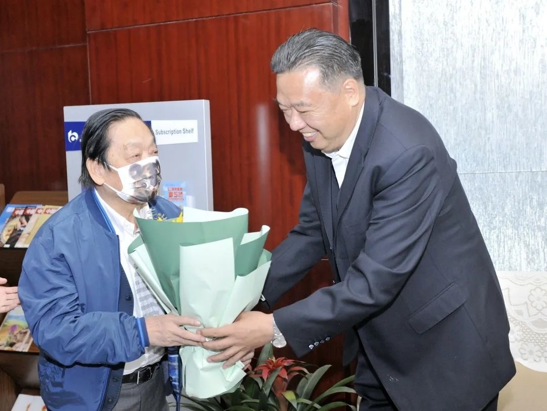 ▲青海省政協(xié)副主席、青海省林草局黨組書記、局長、祁連山國家公園青海省管理局局長李曉南在機場迎接韓美林