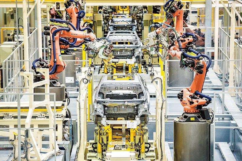 發(fā)展新能源汽車是我國(guó)從汽車大國(guó)邁向汽車強(qiáng)國(guó)的必由之路。2022年中國(guó)新能源汽車產(chǎn)銷分別實(shí)現(xiàn)705.8萬(wàn)輛和688.7萬(wàn)輛，連續(xù)8年位居世界第一。圖為廣汽埃安第一智造中心焊裝車間正在熱火朝天地生產(chǎn)。 廣汽埃安新能源汽車股份有限公司供圖