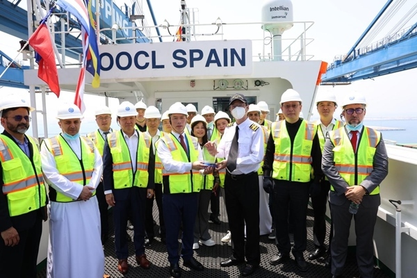 圖為與會嘉賓參觀“東方西班牙”輪。中遠(yuǎn)海運港口阿布扎比碼頭供圖
