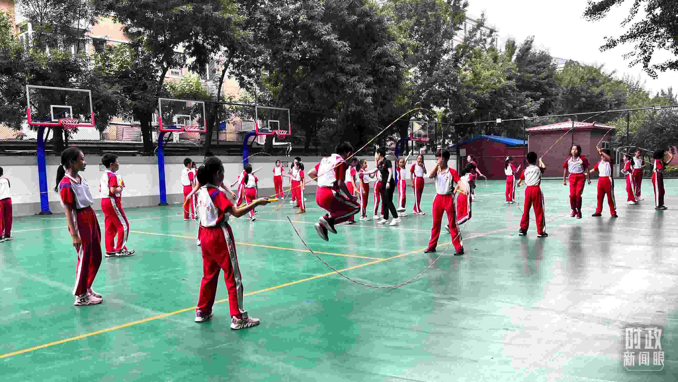 △正在跳繩的學(xué)生。（總臺(tái)央視記者張垚拍攝）