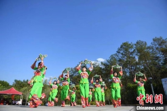 市民在跳廣場舞。 唐小晴 攝