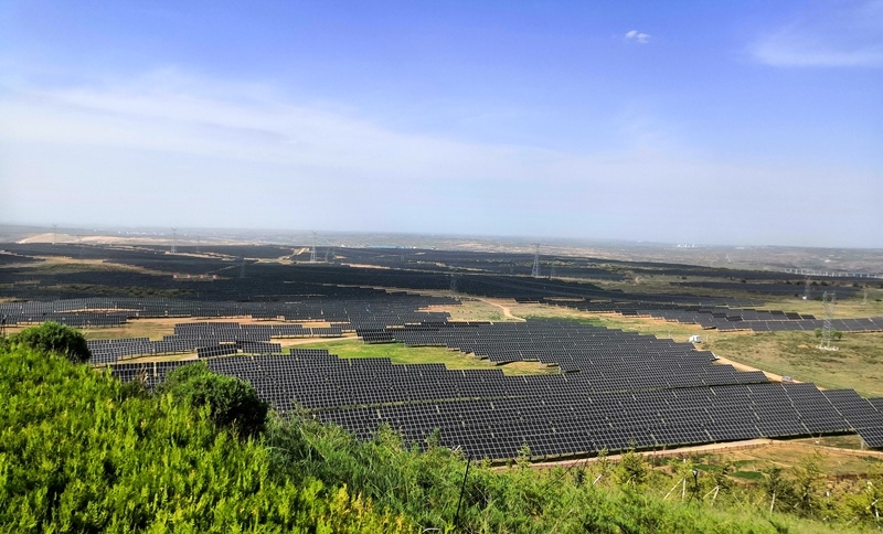 伊金霍洛旗天驕綠能50萬千瓦采煤沉陷區(qū)生態(tài)治理光伏發(fā)電示范項目一角。人民網(wǎng)記者 孫博洋攝