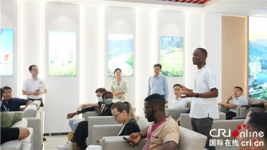 “一帶一路”國(guó)際青年走進(jìn)信陽羅山 看“紅”“綠”資源助力鄉(xiāng)村未來_fororder_“一帶一路”國(guó)際青年采風(fēng)團(tuán)成員現(xiàn)場(chǎng)提問 攝影 賈親親.JPG