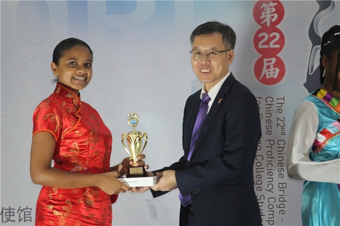 陳錫來參贊為獲獎選手頒發(fā)二等獎。圭亞那大學孔子學院供圖