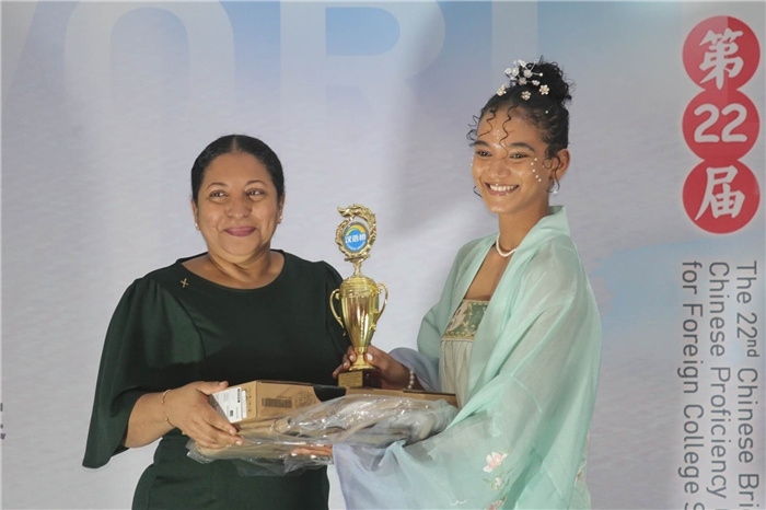 圭亞那大學校長默罕默德為獲獎選手頒發(fā)一等獎。圭亞那大學孔子學院供圖