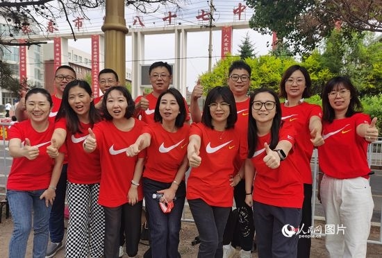 6月7日一早，陽(yáng)光明媚，天氣涼爽，在長(zhǎng)春市第八十七中學(xué)，考生們正陸續(xù)進(jìn)入考場(chǎng)。親友團(tuán)為參加高考的學(xué)子們加油鼓勁。人民網(wǎng)記者 王帝元攝