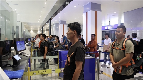 6月13日，乘坐中老鐵路國際旅客列車的旅客在磨憨邊檢大廳排隊候檢。李揚 攝