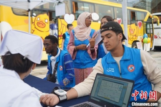 6月13日，在第20個世界獻(xiàn)血者日前夕，20名在贛留學(xué)生組團(tuán)前往血站獻(xiàn)血。吳迪 攝
