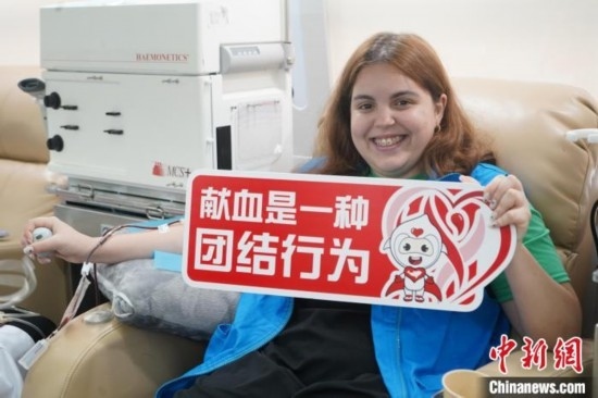 6月13日，在第20個世界獻(xiàn)血者日前夕，20名在贛留學(xué)生組團(tuán)前往血站獻(xiàn)血。吳迪 攝