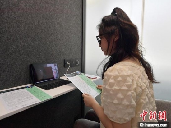 學生通過“云面試空間”進行求職面試。劉棟 攝