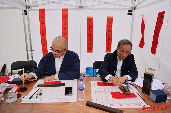 活動(dòng)現(xiàn)場的中國書法展示。人民網(wǎng)記者 邢雪攝