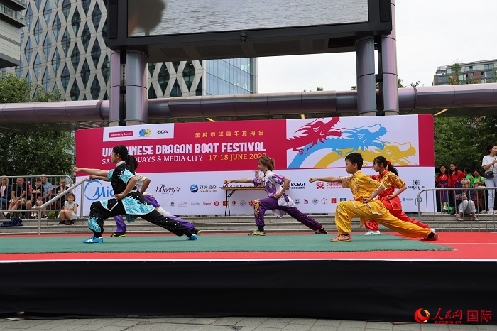 中華武術(shù)表演吸引了眾多英國觀眾。人民網(wǎng)記者 邢雪攝